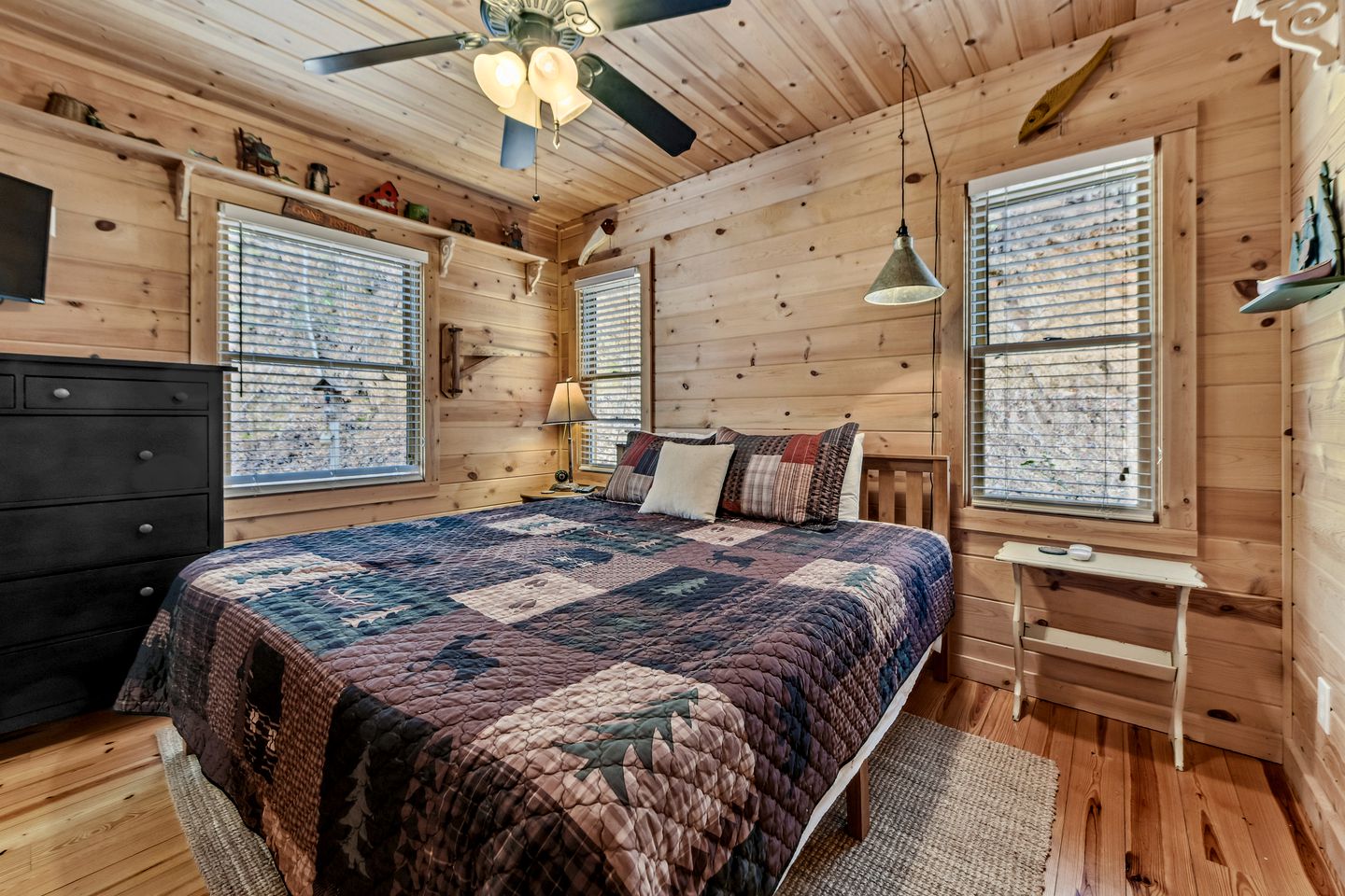 Incredible Family Cabin with Pool Table, Arcade Game, and Hot Tub for Luxury Getaway in Gatlinburg, Tennessee