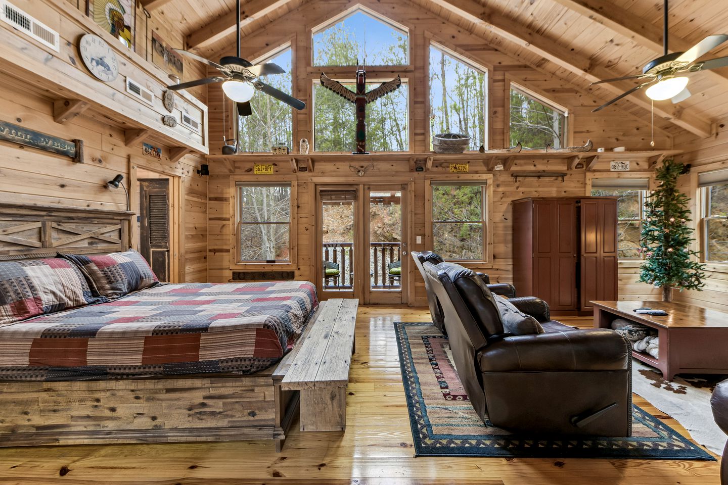 Incredible Family Cabin with Pool Table, Arcade Game, and Hot Tub for Luxury Getaway in Gatlinburg, Tennessee