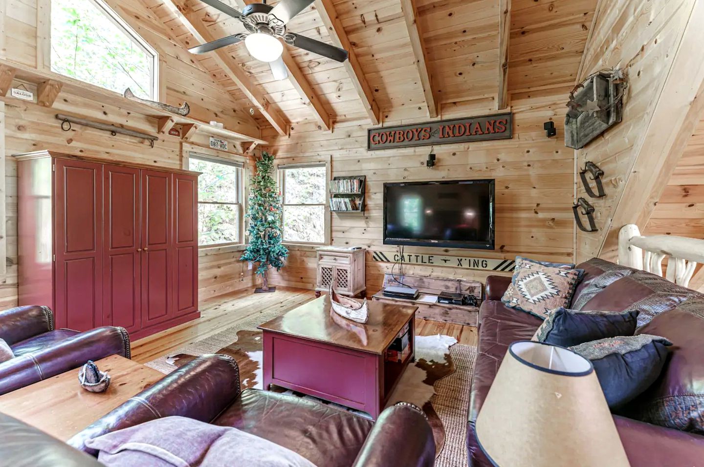 Incredible Family Cabin with Pool Table, Arcade Game, and Hot Tub for Luxury Getaway in Gatlinburg, Tennessee