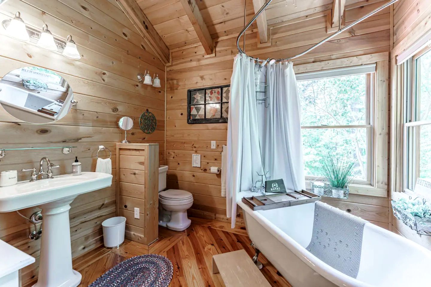 Incredible Family Cabin with Pool Table, Arcade Game, and Hot Tub for Luxury Getaway in Gatlinburg, Tennessee