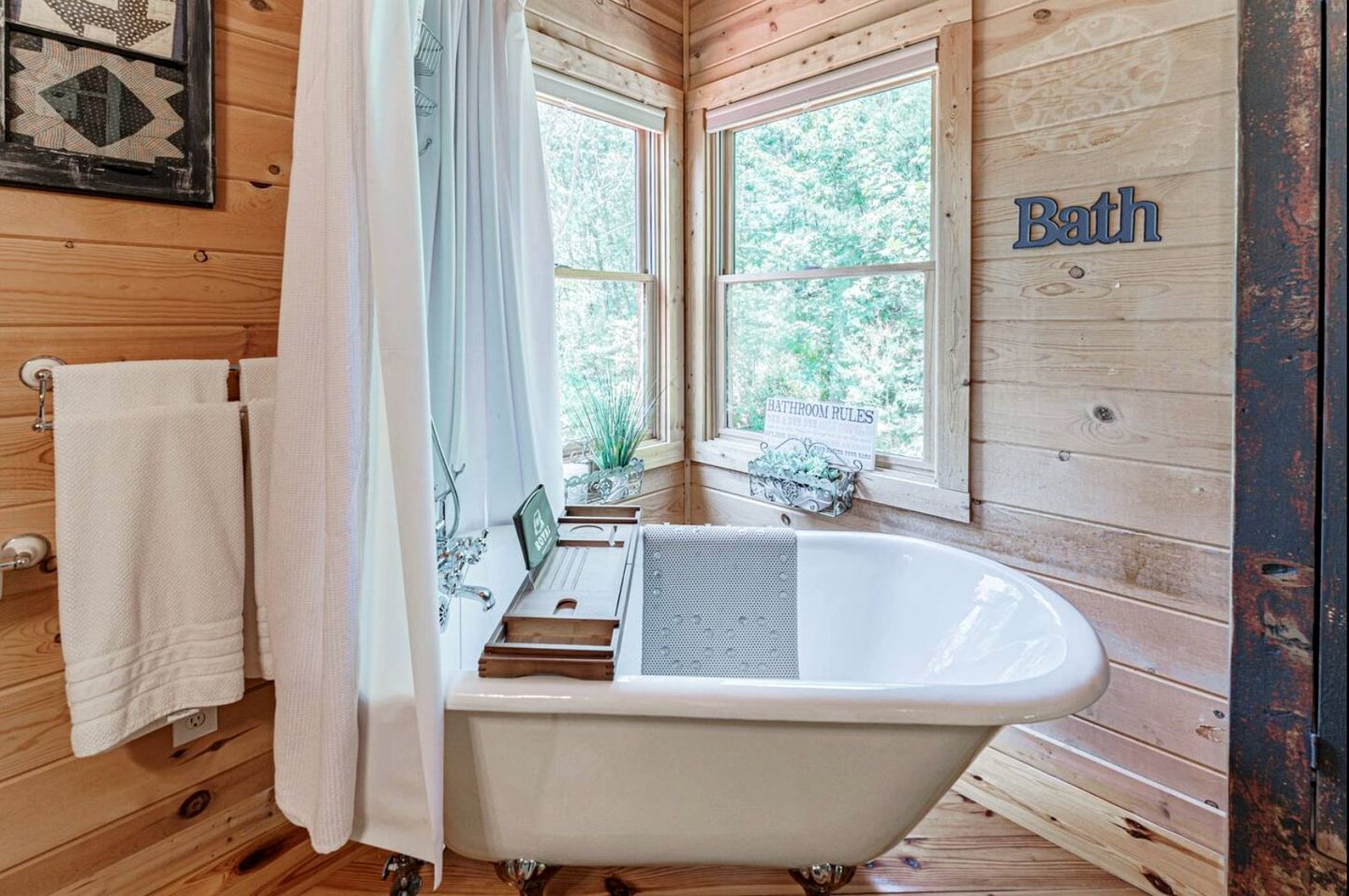 Incredible Family Cabin with Pool Table, Arcade Game, and Hot Tub for Luxury Getaway in Gatlinburg, Tennessee