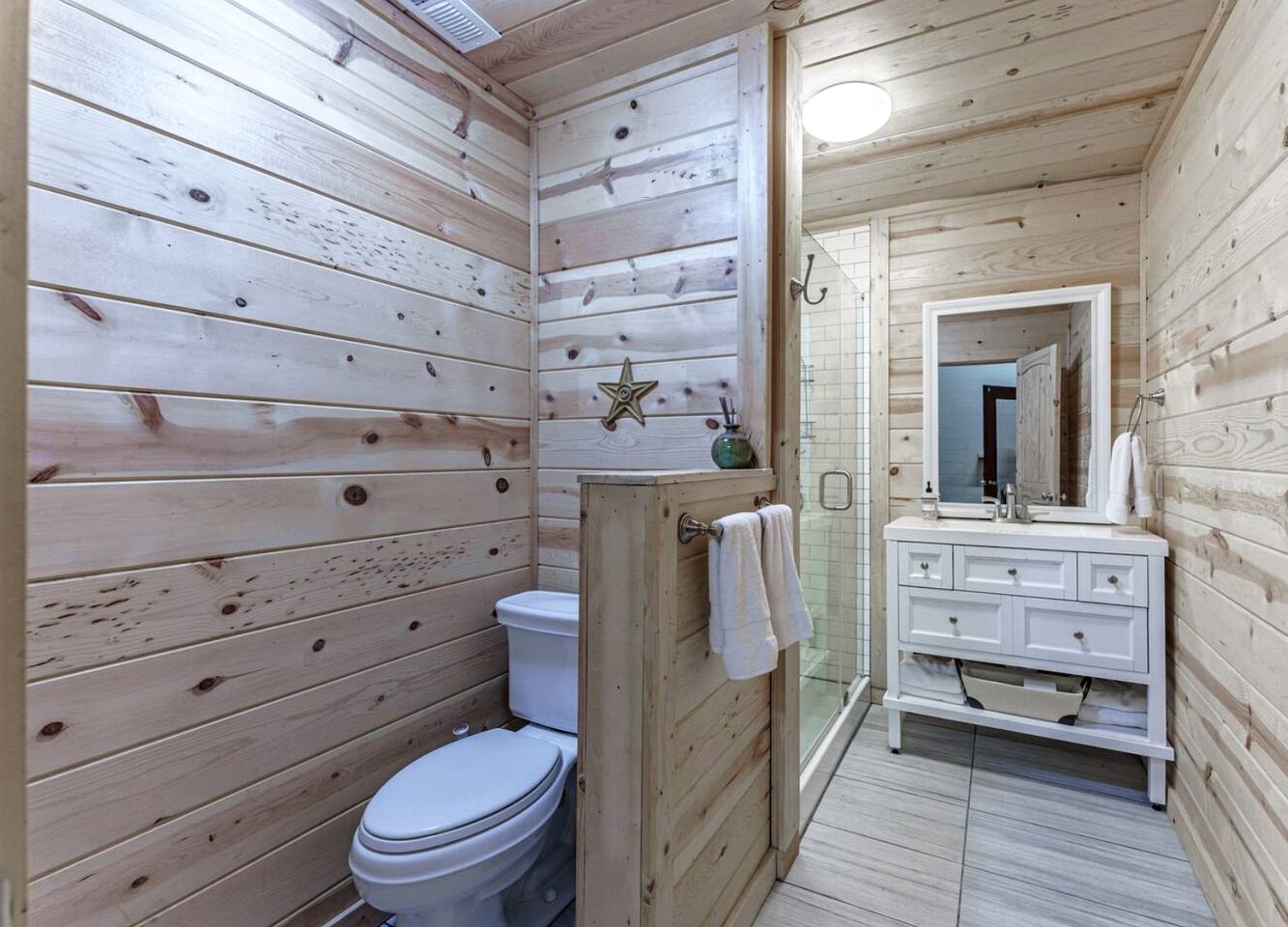 Incredible Family Cabin with Pool Table, Arcade Game, and Hot Tub for Luxury Getaway in Gatlinburg, Tennessee