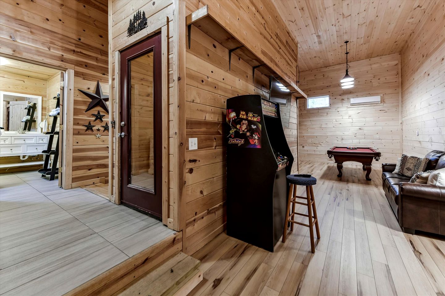 Incredible Family Cabin with Pool Table, Arcade Game, and Hot Tub for Luxury Getaway in Gatlinburg, Tennessee