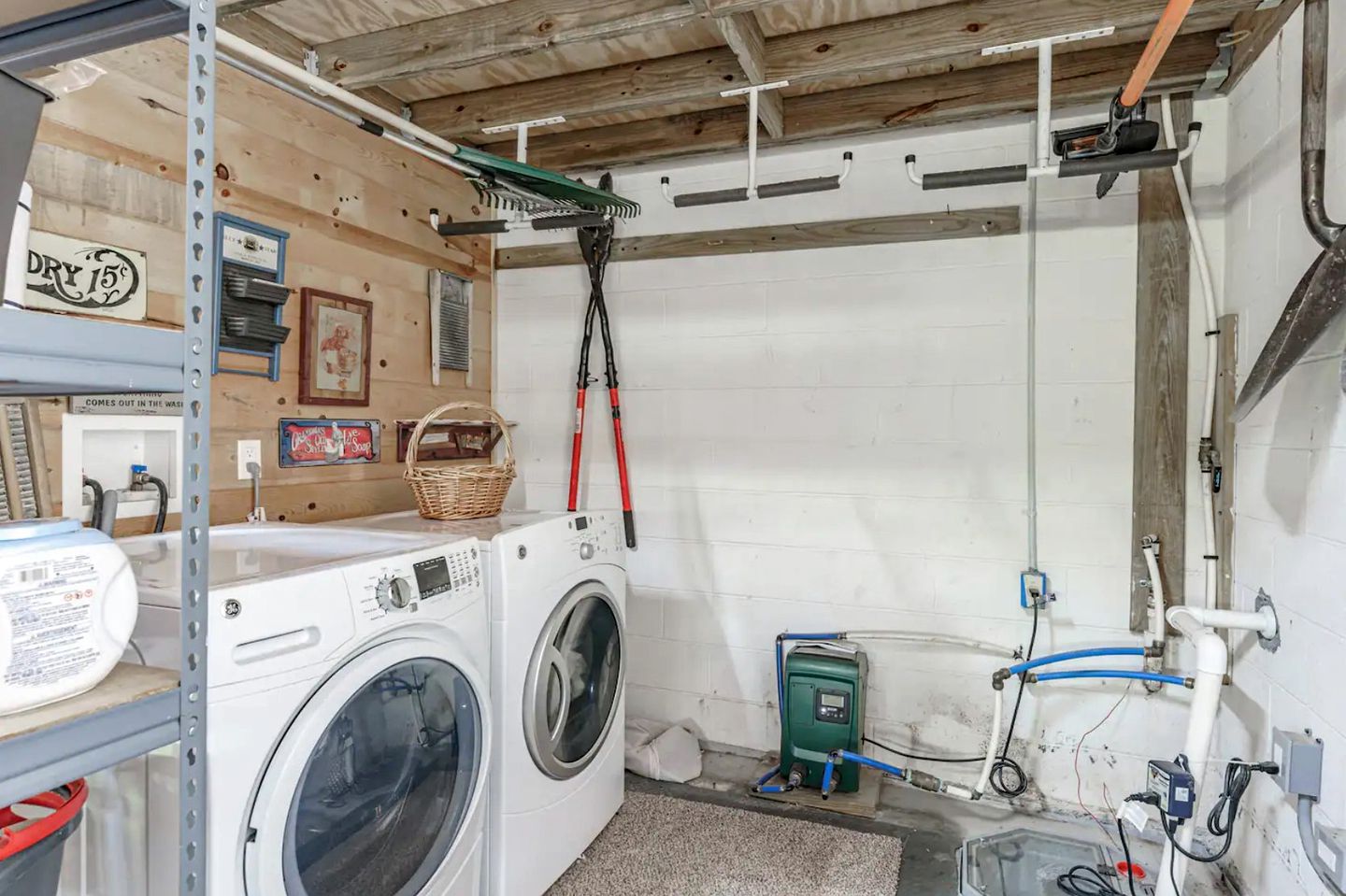 Incredible Family Cabin with Pool Table, Arcade Game, and Hot Tub for Luxury Getaway in Gatlinburg, Tennessee