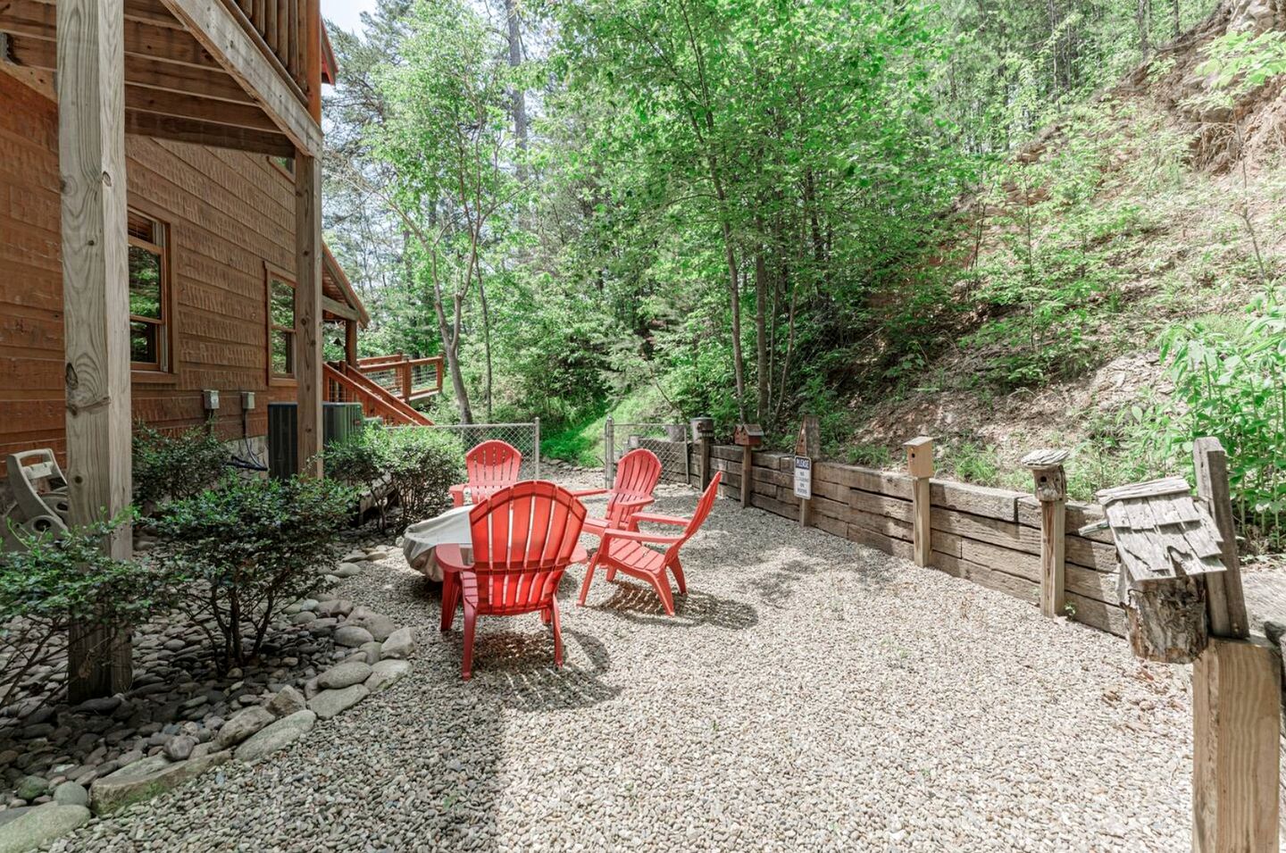Incredible Family Cabin with Pool Table, Arcade Game, and Hot Tub for Luxury Getaway in Gatlinburg, Tennessee