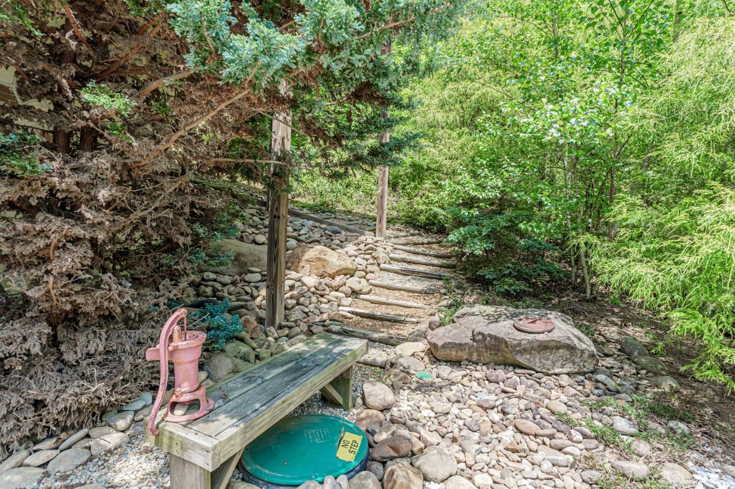 Incredible Family Cabin with Pool Table, Arcade Game, and Hot Tub for Luxury Getaway in Gatlinburg, Tennessee