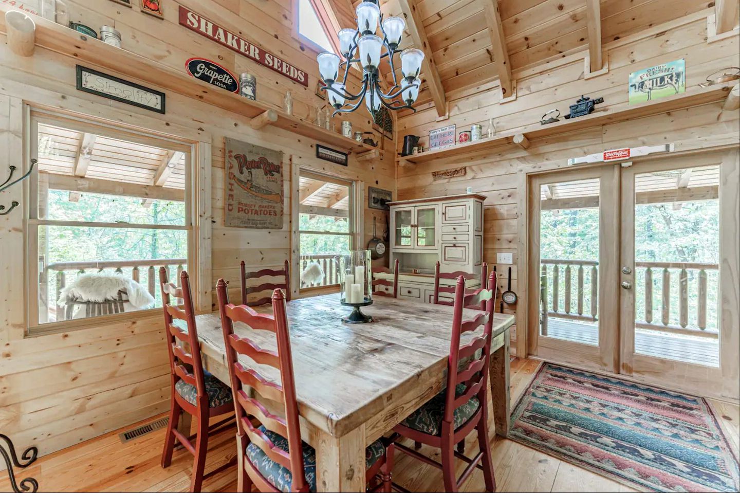 Incredible Family Cabin with Pool Table, Arcade Game, and Hot Tub for Luxury Getaway in Gatlinburg, Tennessee