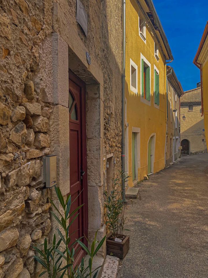 Charming Off-Grid Eco-Retreat with Sunset Views Near Montélimar | Châteauneuf-du-Rhône, France