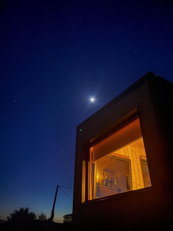 Charming Off-Grid Eco-Retreat with Sunset Views Near Montélimar | Châteauneuf-du-Rhône, France