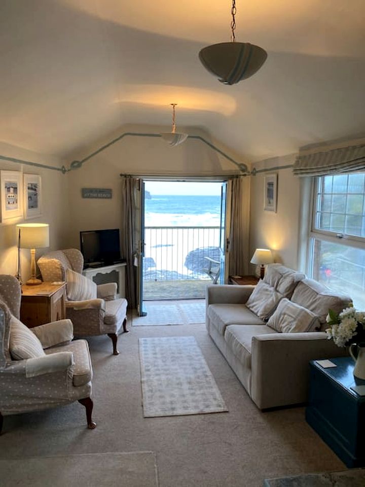 Oceanfront Cottage with Wonderful  Sights in Camelford, England