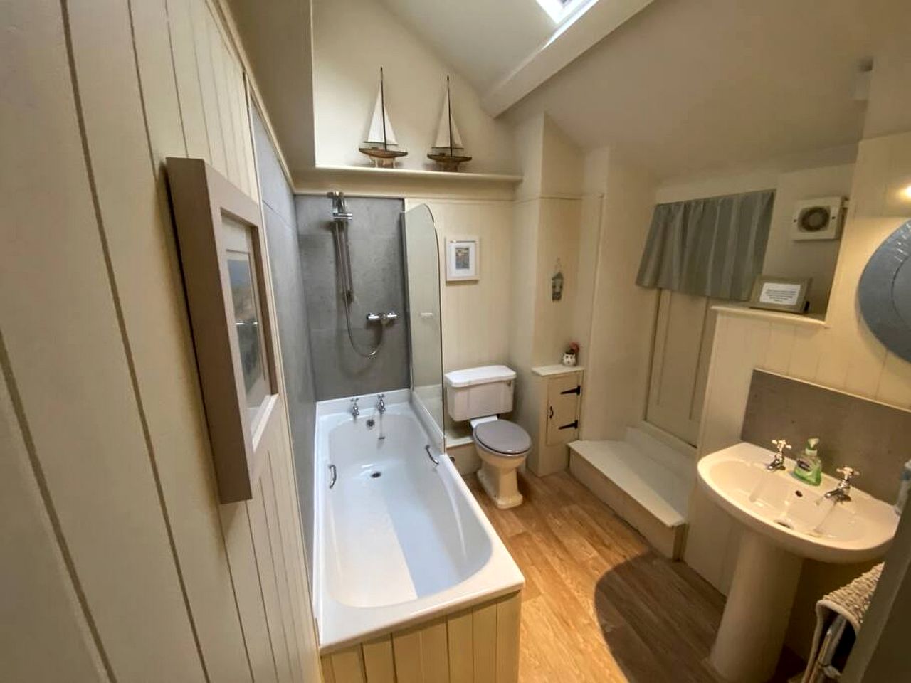 Oceanfront Cottage with Wonderful  Sights in Camelford, England