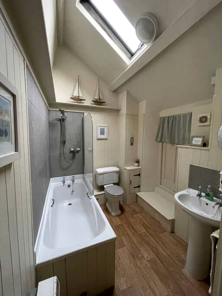 Oceanfront Cottage with Wonderful  Sights in Camelford, England