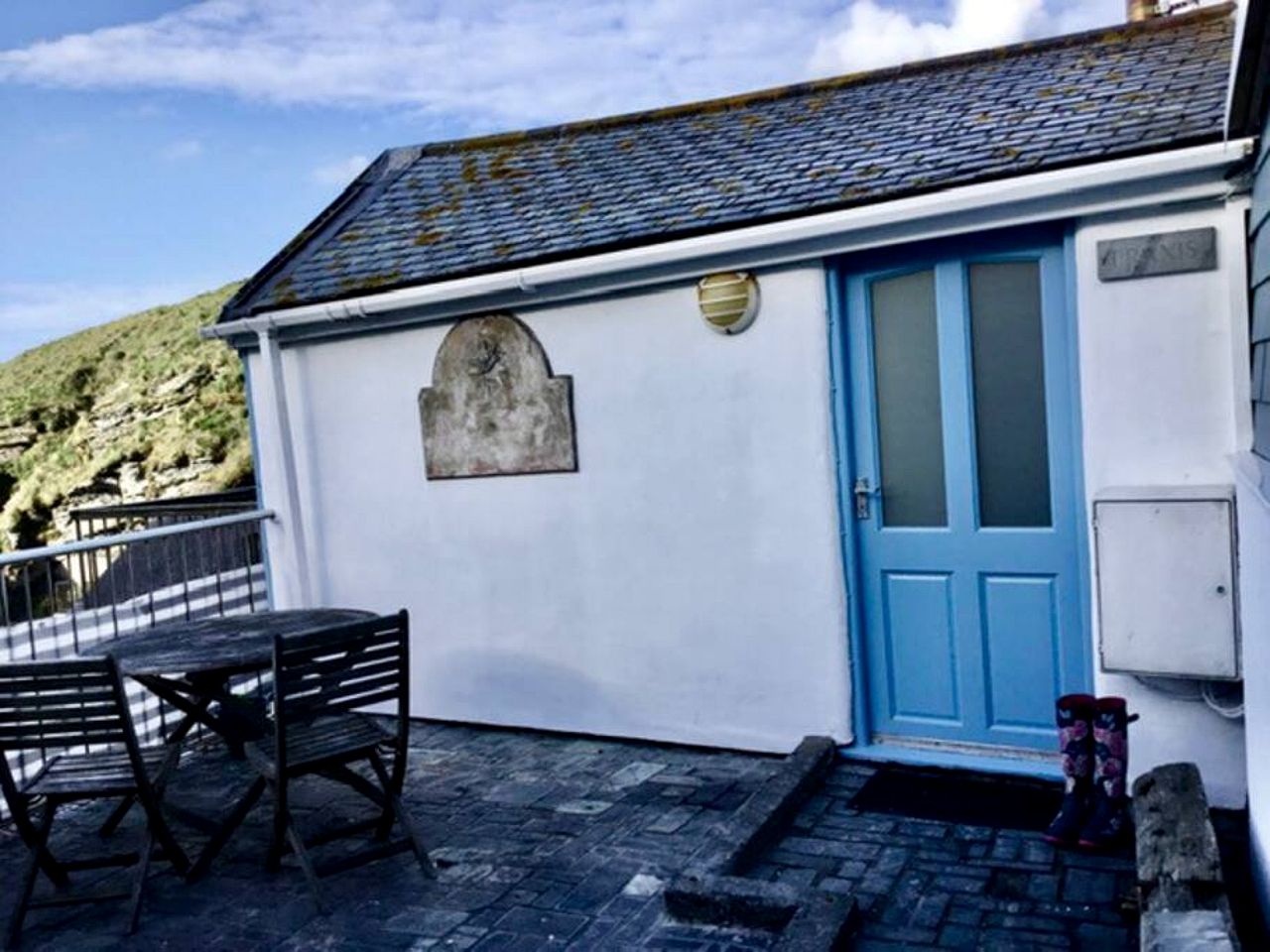 Oceanfront Cottage with Wonderful  Sights in Camelford, England