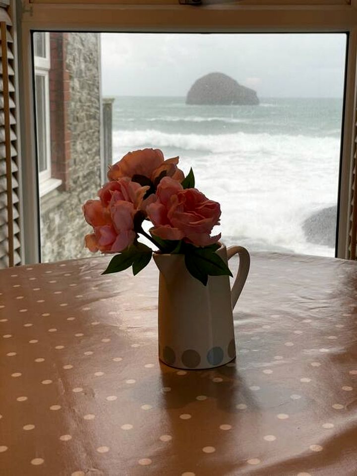 Oceanfront Cottage with Wonderful  Sights in Camelford, England
