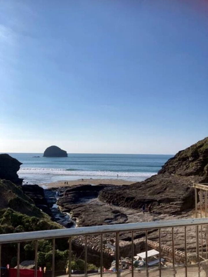Oceanfront Cottage with Wonderful  Sights in Camelford, England