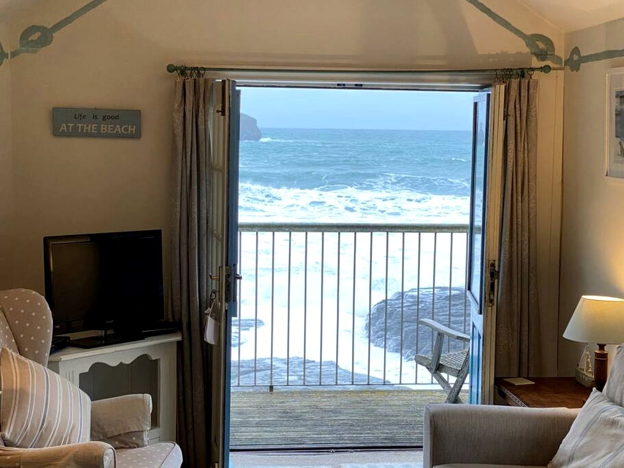 Oceanfront Cottage with Wonderful  Sights in Camelford, England