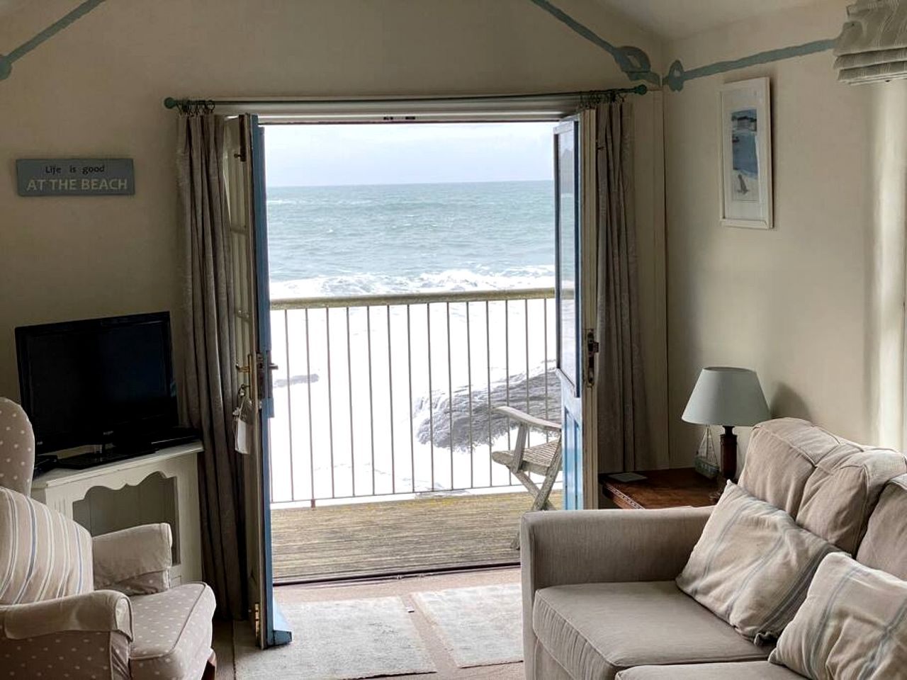 Oceanfront Cottage with Wonderful  Sights in Camelford, England