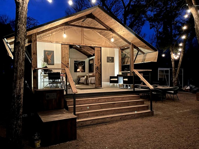 Rustic Lake Bastrop Cabin with Private Patio & Grill near Austin, Texas