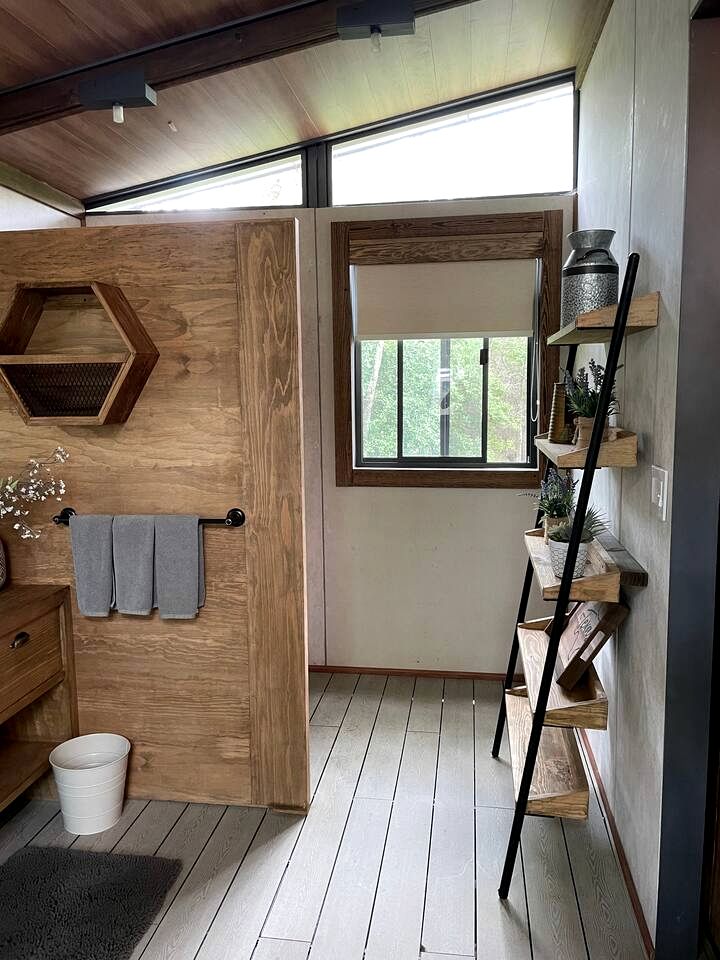 Rustic Lake Bastrop Cabin with Private Patio & Grill near Austin, Texas