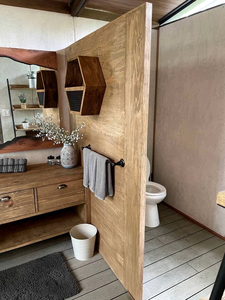 Rustic Lake Bastrop Cabin with Private Patio & Grill near Austin, Texas