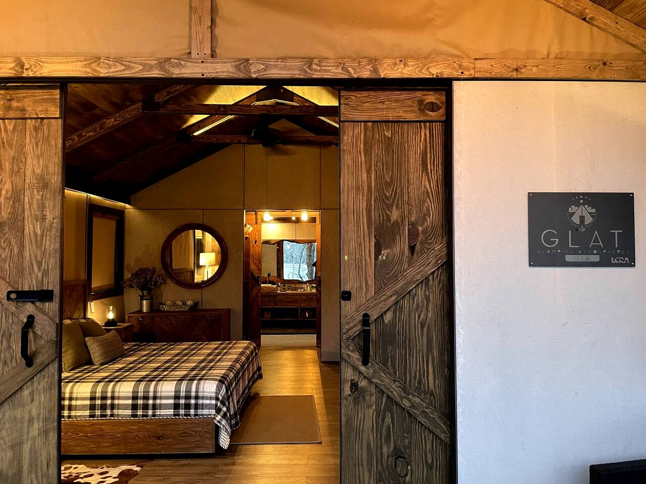 Rustic Lake Bastrop Cabin with Private Patio & Grill near Austin, Texas