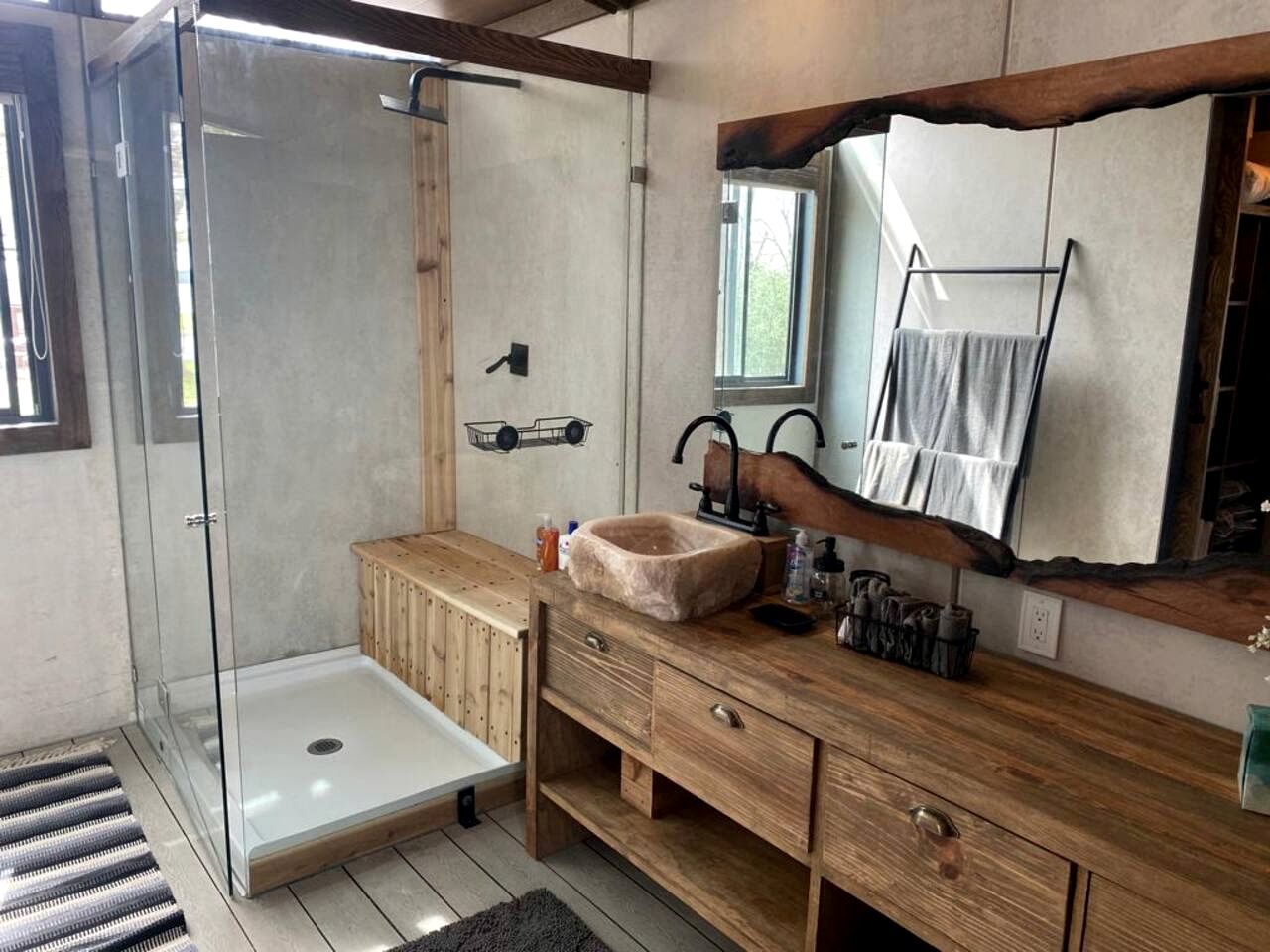 Rustic Lake Bastrop Cabin with Private Patio & Grill near Austin, Texas