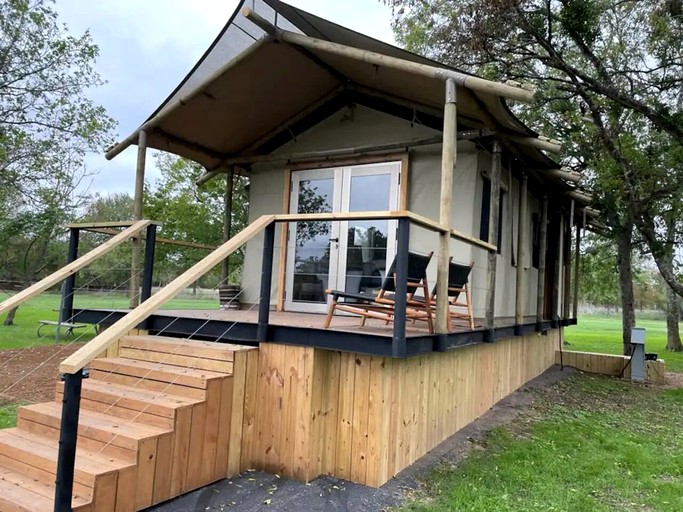 Romantic Lakefront Cabin with Fire Pit near Lake Bastrop, Texas – Luxury Glamping Escape for Couples