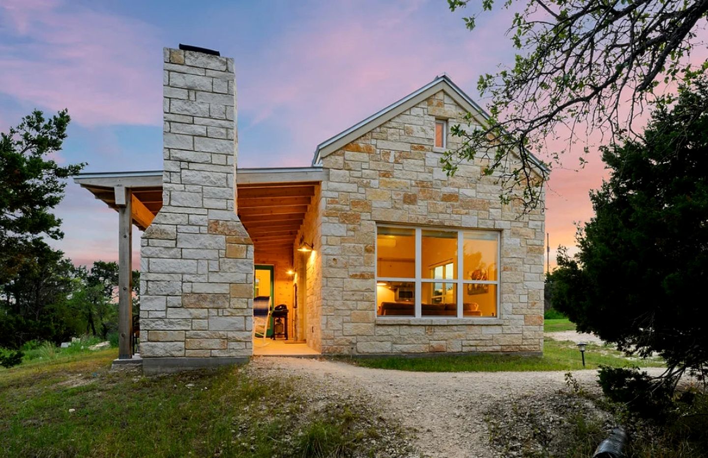 Beautiful Pet-Friendly Cottage with Outdoor Fireplace for a Wonderful Escape in Nature near Austin, Texas