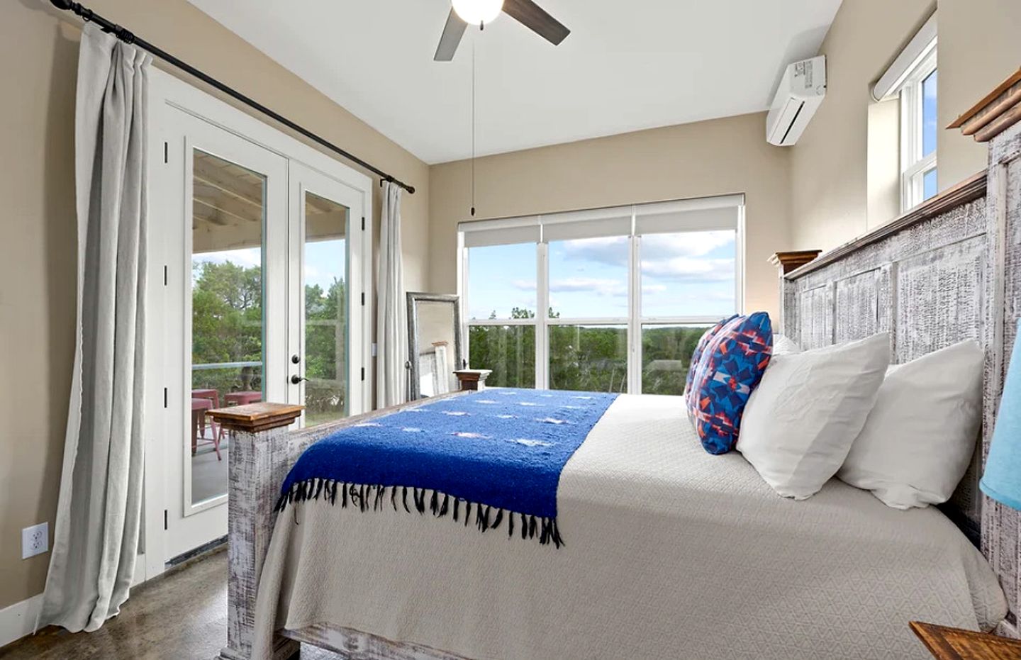 Beautiful Pet-Friendly Cottage with Outdoor Fireplace for a Wonderful Escape in Nature near Austin, Texas