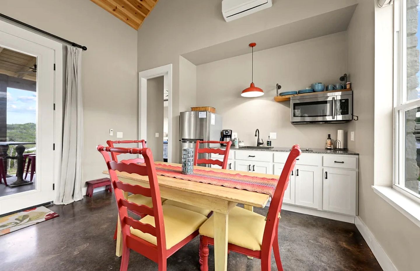 Beautiful Pet-Friendly Cottage with Outdoor Fireplace for a Wonderful Escape in Nature near Austin, Texas