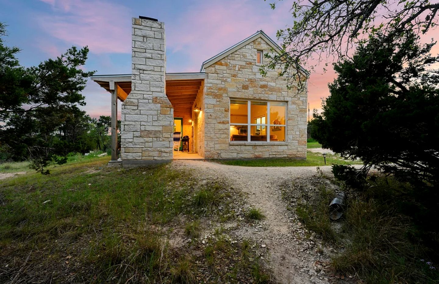 Beautiful Pet-Friendly Cottage with Outdoor Fireplace for a Wonderful Escape in Nature near Austin, Texas