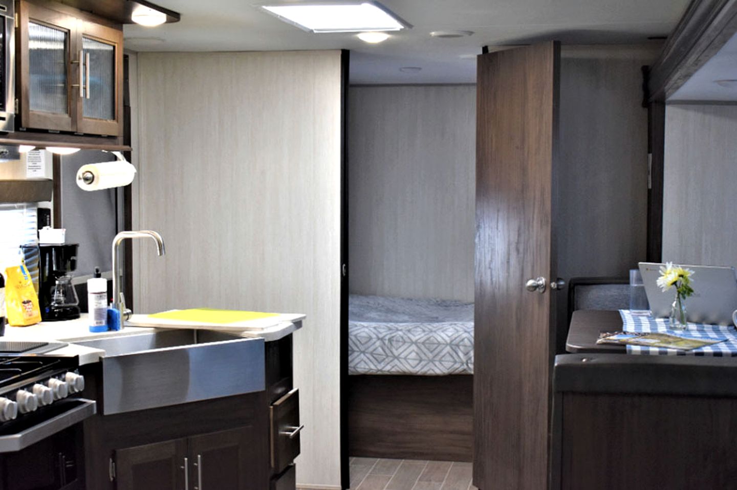 Spacious Family-Friendly RV Suite with Private Deck, Firepit & Fully Equipped Kitchen near Williams, Arizona