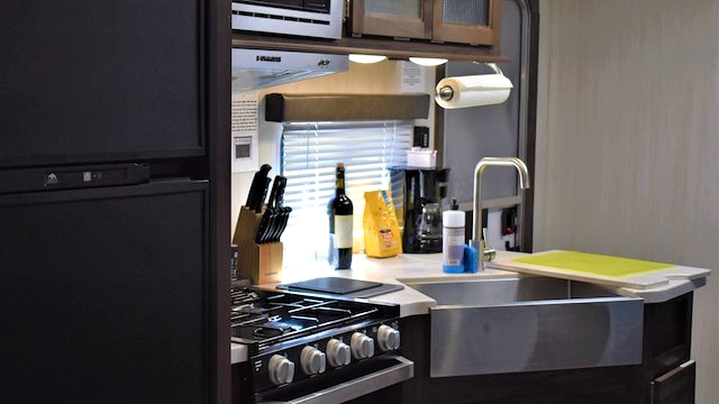 Spacious Family-Friendly RV Suite with Private Deck, Firepit & Fully Equipped Kitchen near Williams, Arizona