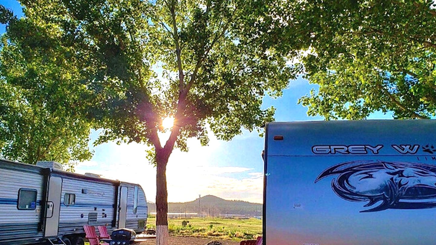 Spacious Family-Friendly RV Suite with Private Deck, Firepit & Fully Equipped Kitchen near Williams, Arizona
