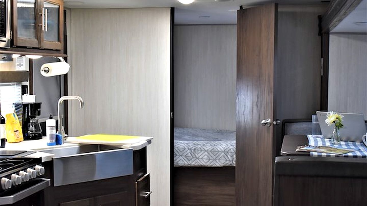 Spacious Family-Friendly RV Suite with Private Deck, Firepit & Fully Equipped Kitchen near Williams, Arizona