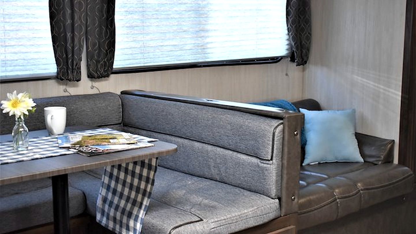 Spacious Family-Friendly RV Suite with Private Deck, Firepit & Fully Equipped Kitchen near Williams, Arizona