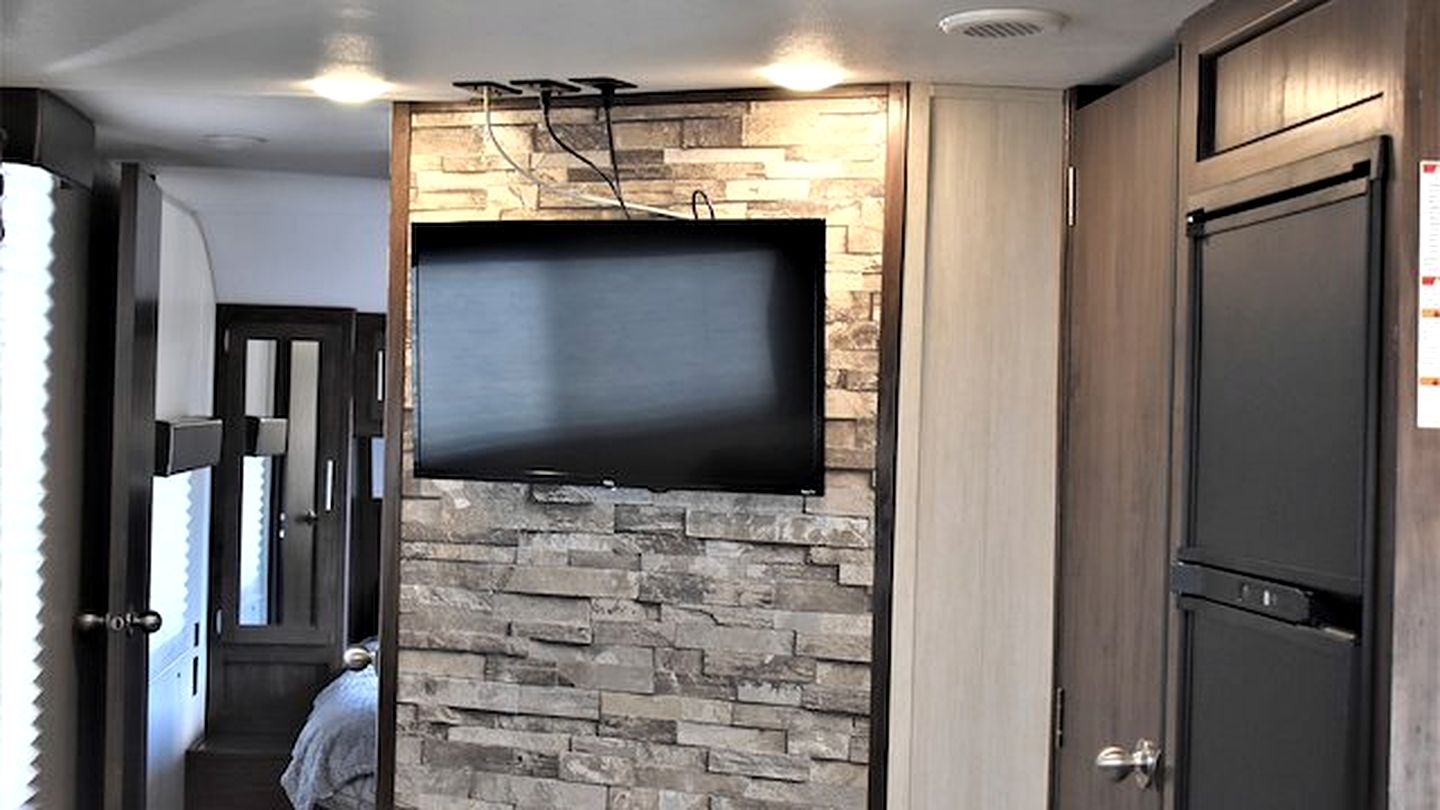 Spacious Family-Friendly RV Suite with Private Deck, Firepit & Fully Equipped Kitchen near Williams, Arizona