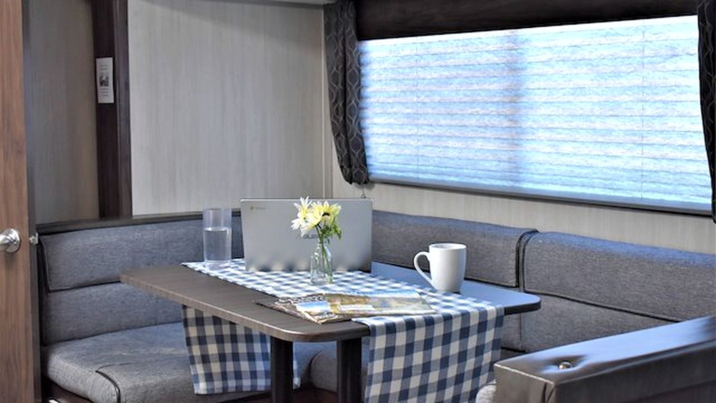 Spacious Family-Friendly RV Suite with Private Deck, Firepit & Fully Equipped Kitchen near Williams, Arizona