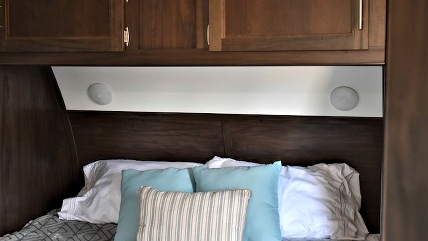 Spacious Family-Friendly RV Suite with Private Deck, Firepit & Fully Equipped Kitchen near Williams, Arizona