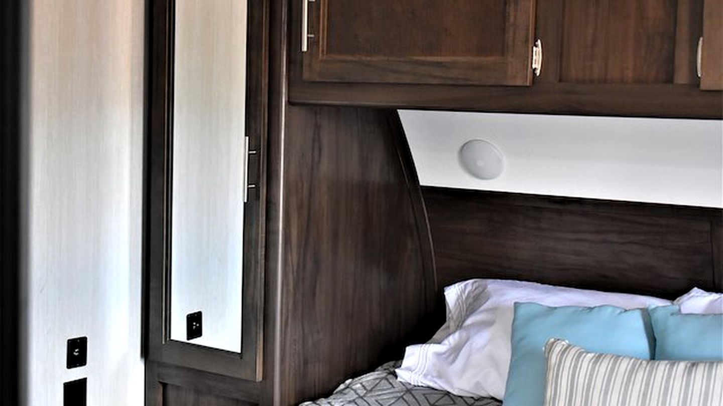 Spacious Family-Friendly RV Suite with Private Deck, Firepit & Fully Equipped Kitchen near Williams, Arizona