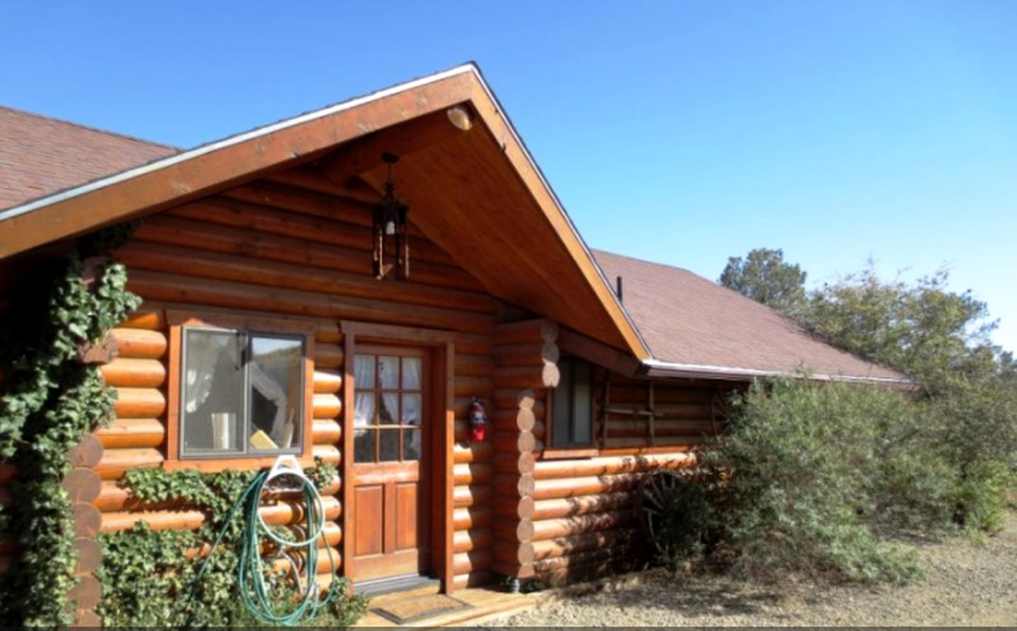 Family Log Cabin Suite with a Hot Tub near Prescott National Forest, Arizona