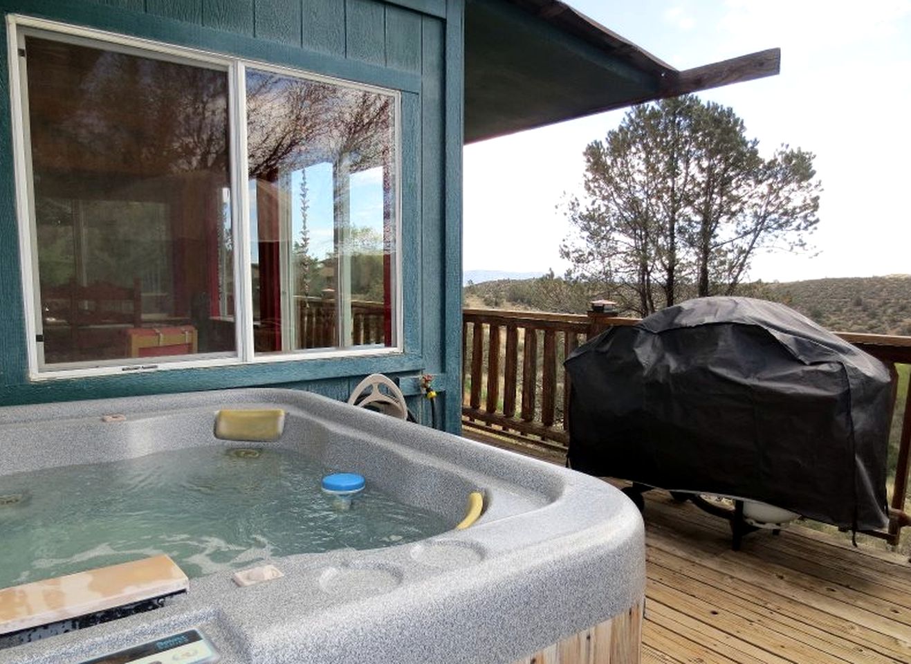 Spacious Family-Friendly Log Cabin Rental for 14 Guests near Prescott, Arizona