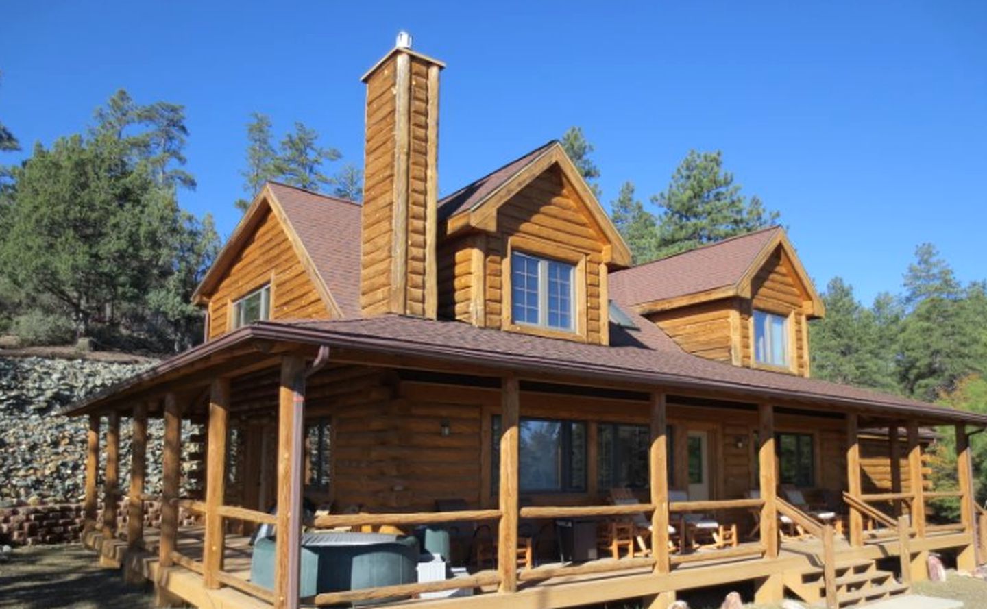 Beautiful Log Cabin with Hot Tub and Mountain Views for Getaway near Flagstaff