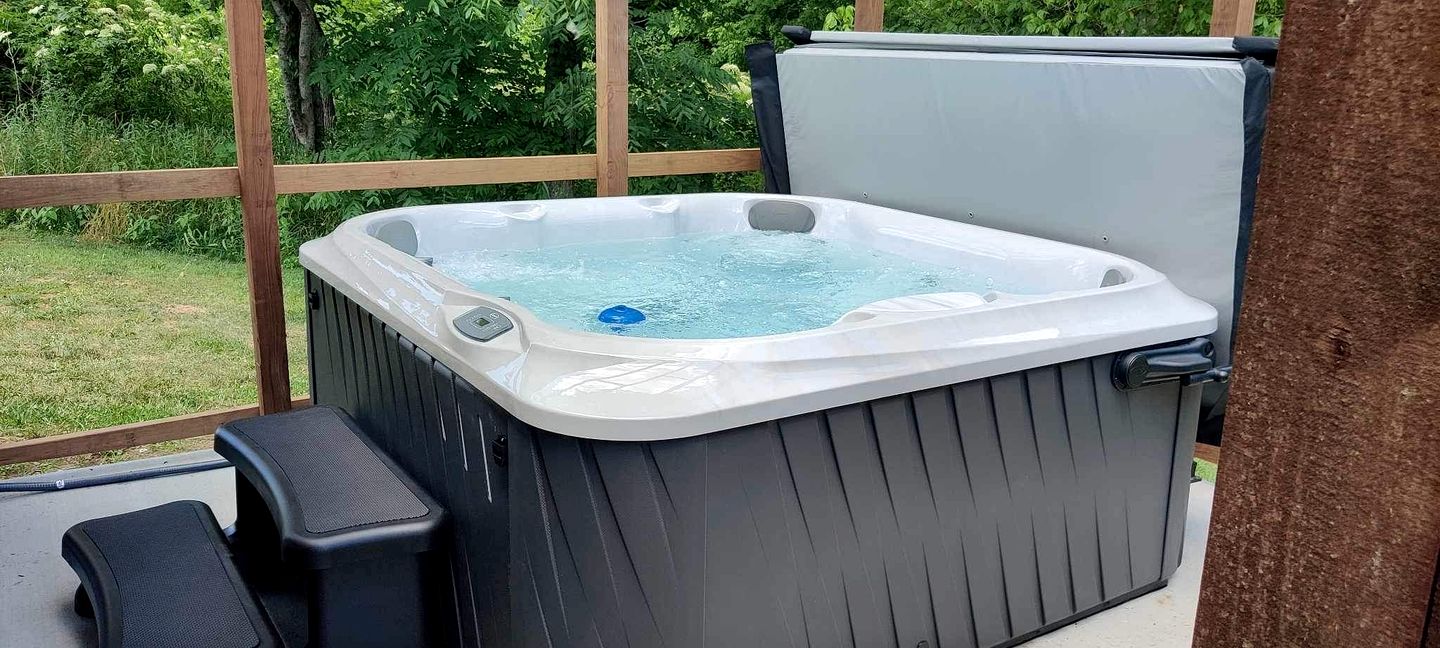 Pretty Cabin with Hot-tub in Herod, Illinois