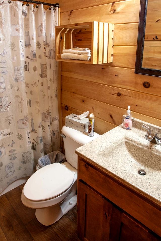 Pretty Cabin with Hot-tub in Herod, Illinois