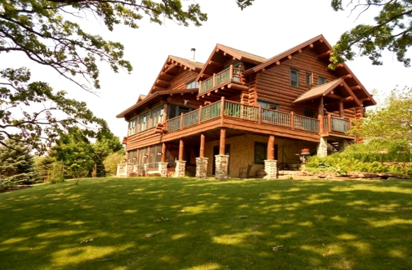 Gorgeous Wooden Lodge in a Forest near Blue Mounds, Wisconsin