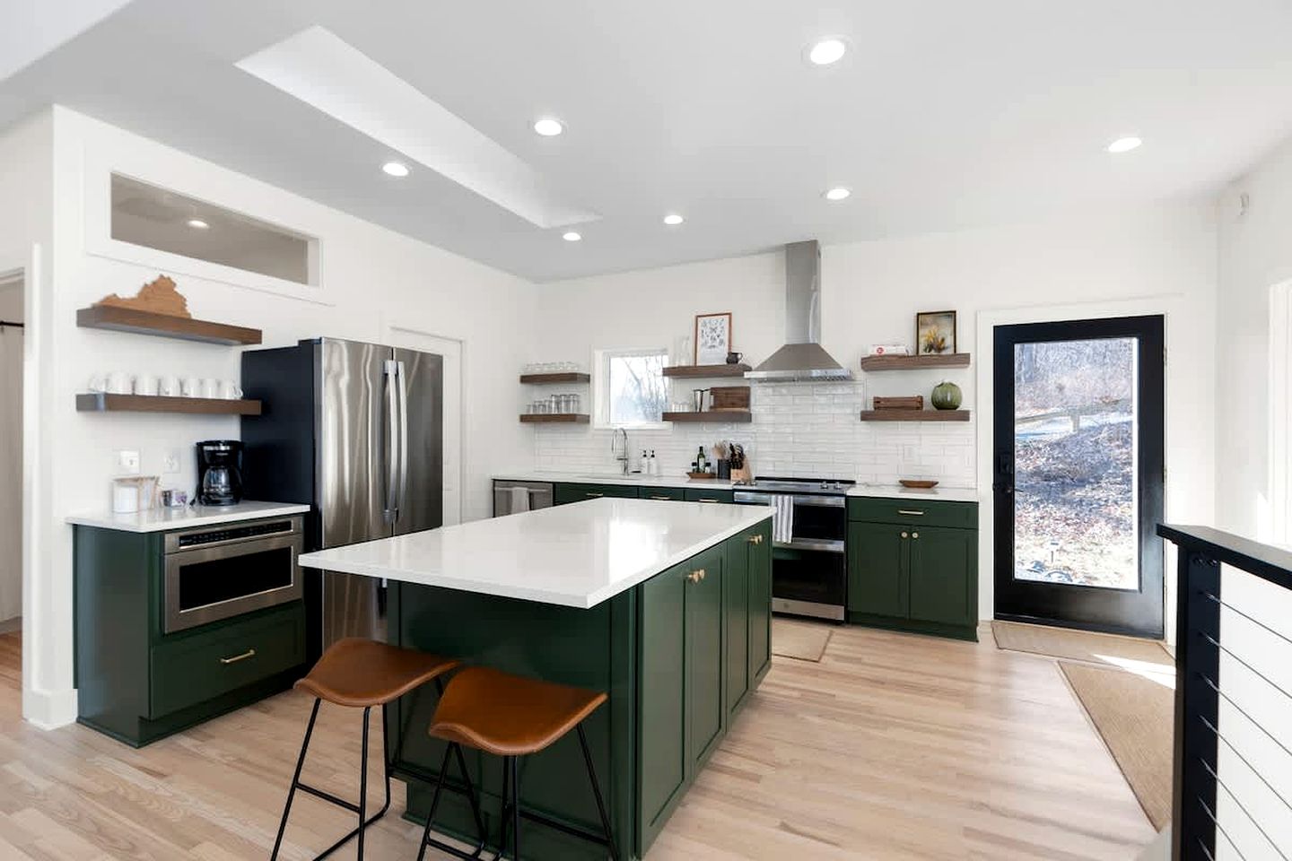 Luxury Mountain Cabin with Hot Tub & Panoramic Views Near Blue Ridge Parkway, Afton VA