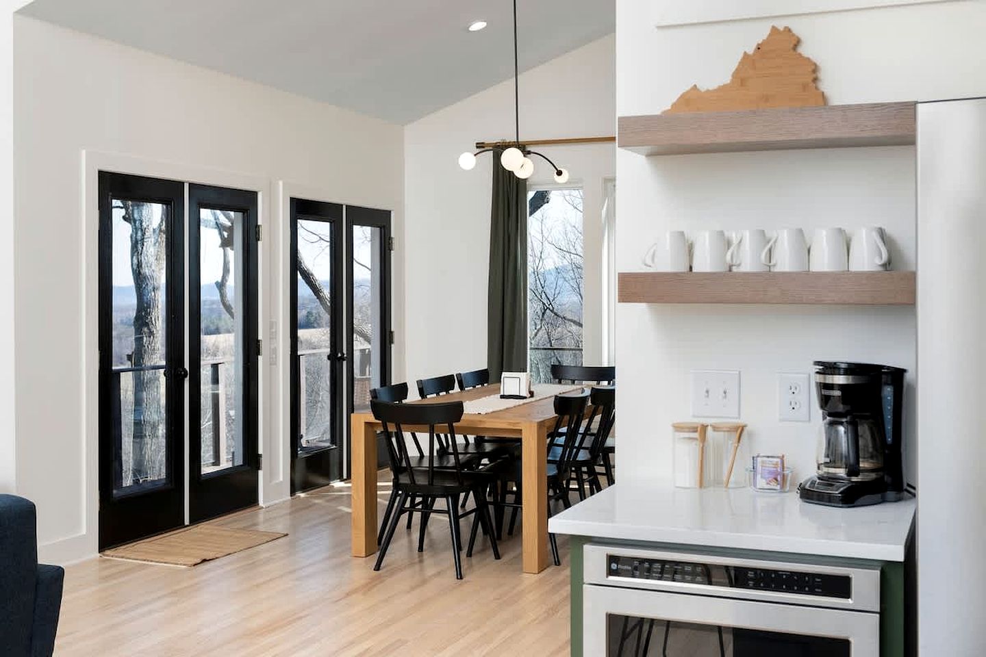 Luxury Mountain Cabin with Hot Tub & Panoramic Views Near Blue Ridge Parkway, Afton VA