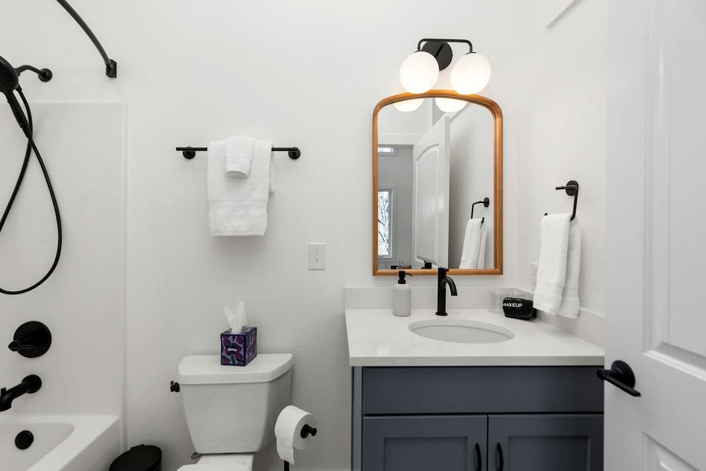 Luxury Mountain Cabin with Hot Tub & Panoramic Views Near Blue Ridge Parkway, Afton VA