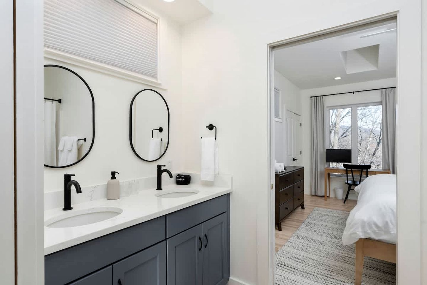 Luxury Mountain Cabin with Hot Tub & Panoramic Views Near Blue Ridge Parkway, Afton VA